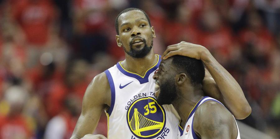 Kevin Durant y Draymond Green, de los Warriors de Golden State, celebran el pase a la final. (AP) (horizontal-x3)
