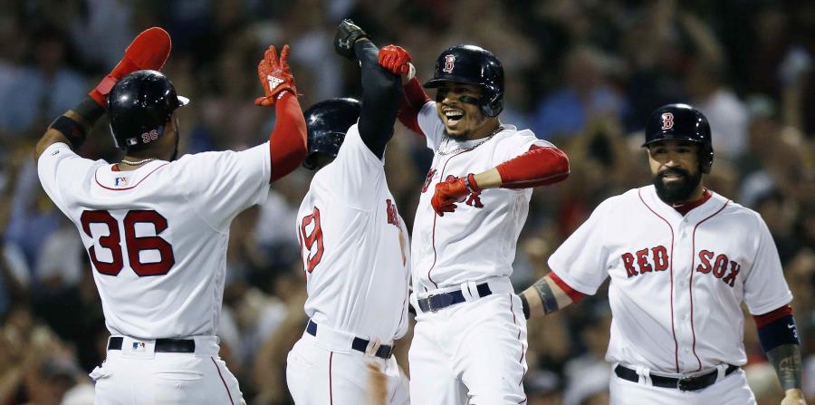Mookie Betts es felicitado por sus compañeros luego de conectar un grand slam. (AP / Michael Dwyer) (horizontal-x3)