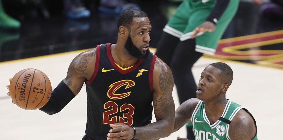 Terry Rozier, de los Celtics de Boston, disputa el balón con LeBron James, de los Cavaliers de Cleveland. (EFE) (horizontal-x3)