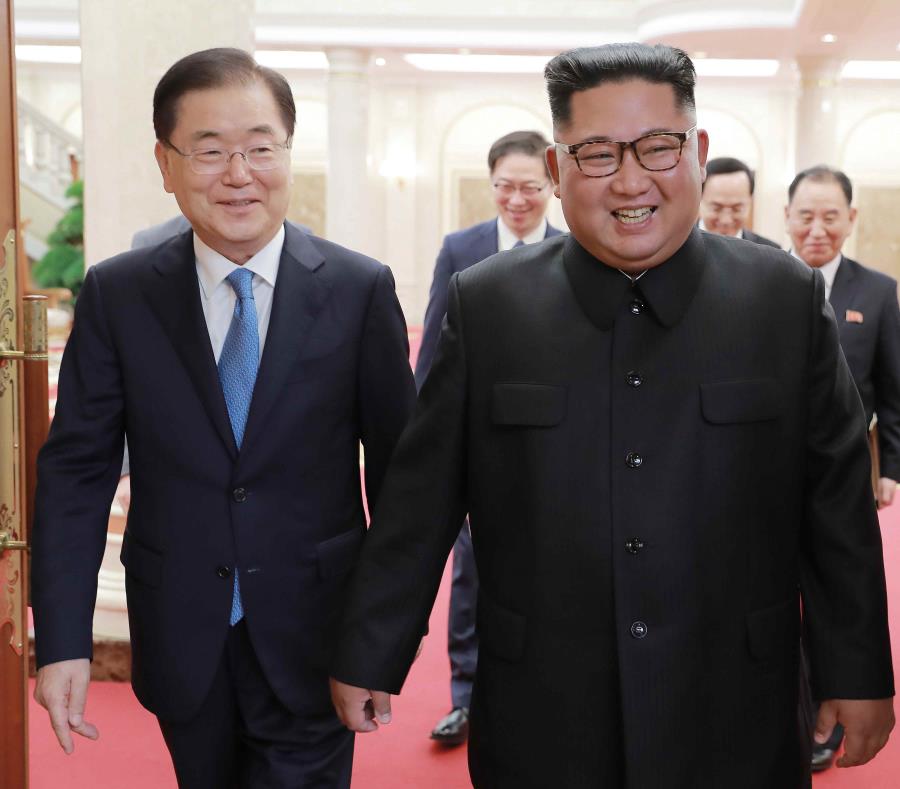 El líder norcoreano Kim Jong Un, derecha, con el director de Seguridad Nacional de Corea del Sur, Chung Eui-yong, en Pyongyang, Corea del Norte. (AP) (semisquare-x3)