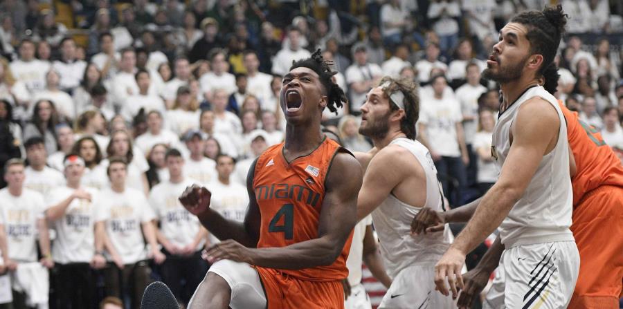 Arnaldo Toro, a la derecha, atraviesa su tercer año de elegibilidad en la NCAA. (AP) (horizontal-x3)
