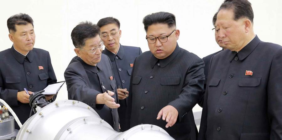El presidente de Corea del Norte, Kim Jong-un, inspecciona un misil. (AP) (horizontal-x3)