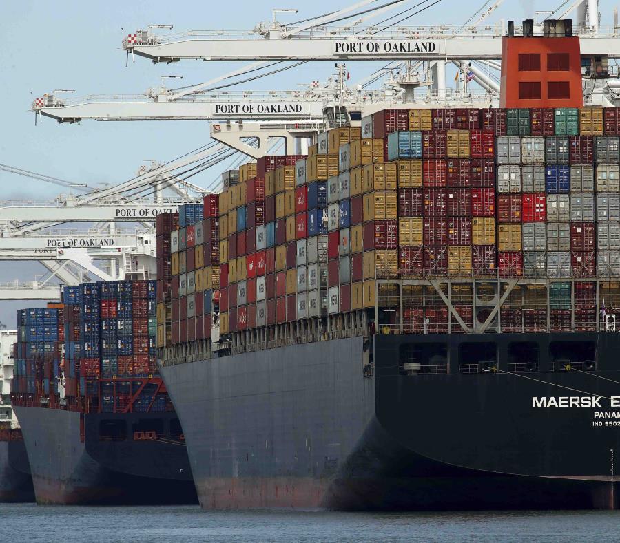 El portacontenedores Maersk Emerald se descarga en el Puerto de Oakland, California. (AP) (semisquare-x3)