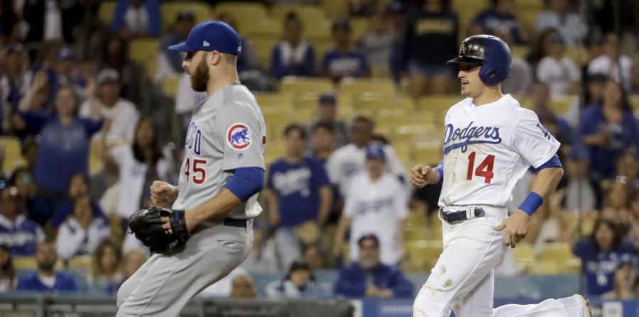 Kike Hernández (derecha) intenta llegar a base ante Anthony Bass. (AP) (horizontal-x3)
