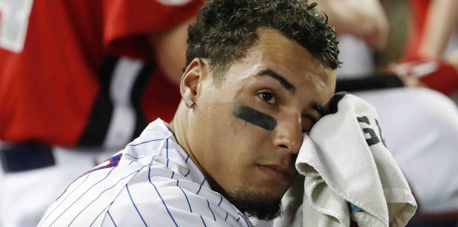 Javier Báez se limpia la cara con una toalla durante la competencia de jonrones. (AP) (horizontal-x3)