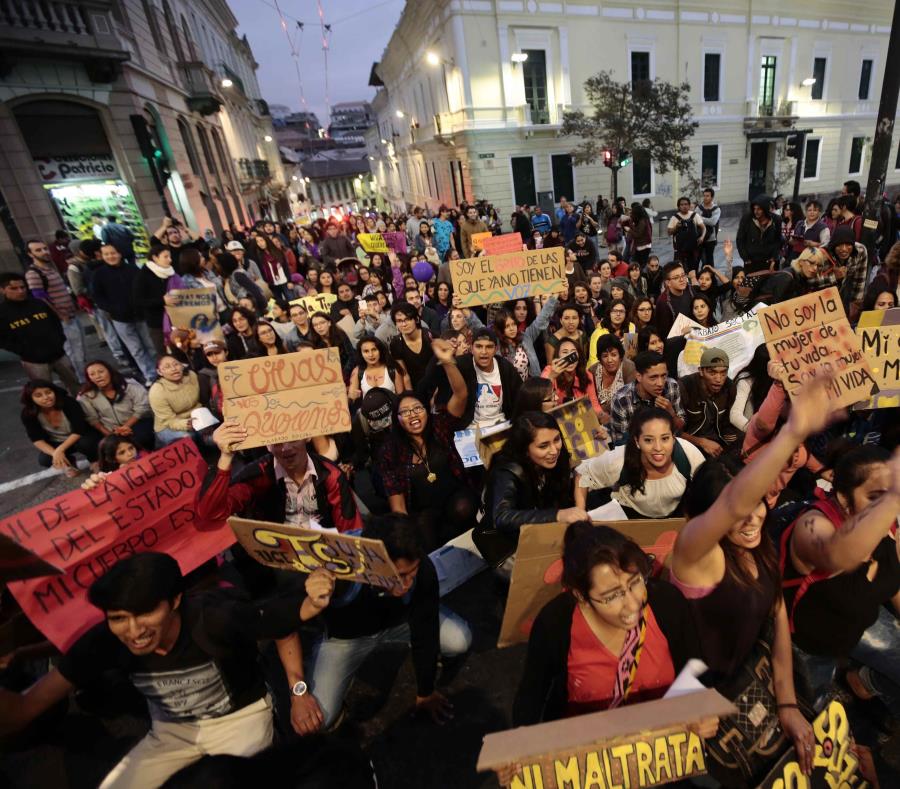 En 2016 grupos feministas también marcharon en contra de la violencia a la mujer. (Agencia EFE) (semisquare-x3)