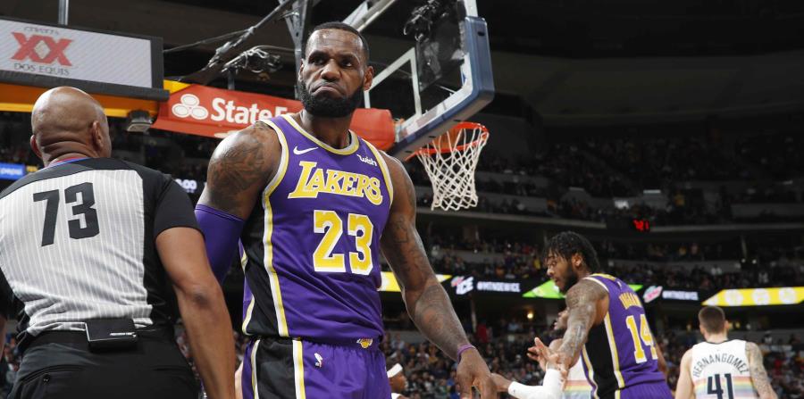 LeBron James observa al árbitro tras cantar una jugada. (AP) (horizontal-x3)