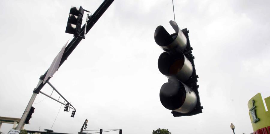 Los semáforos de esta intersección en Carolina se desprendieron durante el azote del huracán María. (GFR Media) (horizontal-x3)
