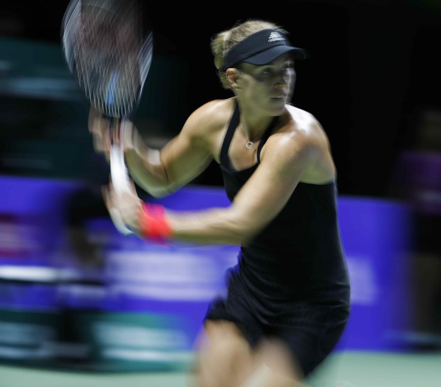 La alemana Angelique Kerber devuelve durante el partido ante la japonesa Naomi Osaka. (semisquare-x3)