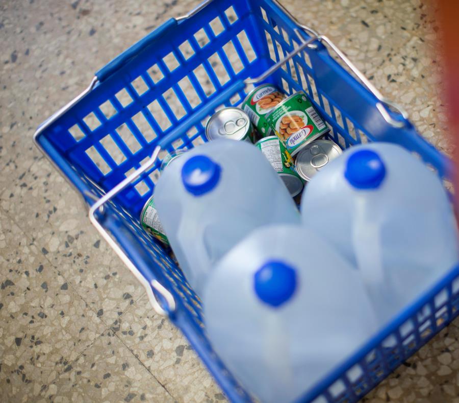 Consumidores hacen largas filas en los supermercados para encontrarse con que no hay galones ni botellas de agua. (semisquare-x3)