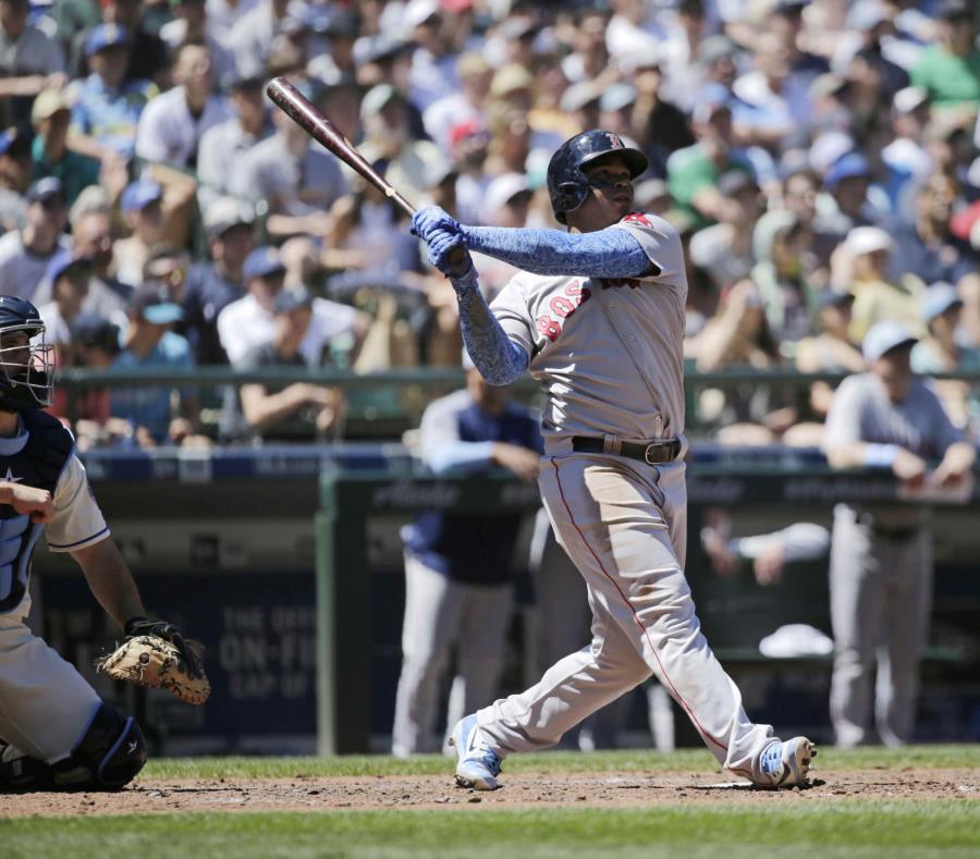 El dominicano Rafael Devers pega un jonrón de tres carreras por los Medias Rojas de Boston en el encuentro con los Marineros de Seattle el domingo 17 de junio de 2018, en Seattle. (AP) (semisquare-x3)