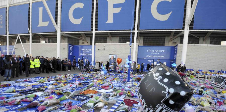 Fanáticos han puesto ofrendas en el estadio del equipo. (AP) (horizontal-x3)