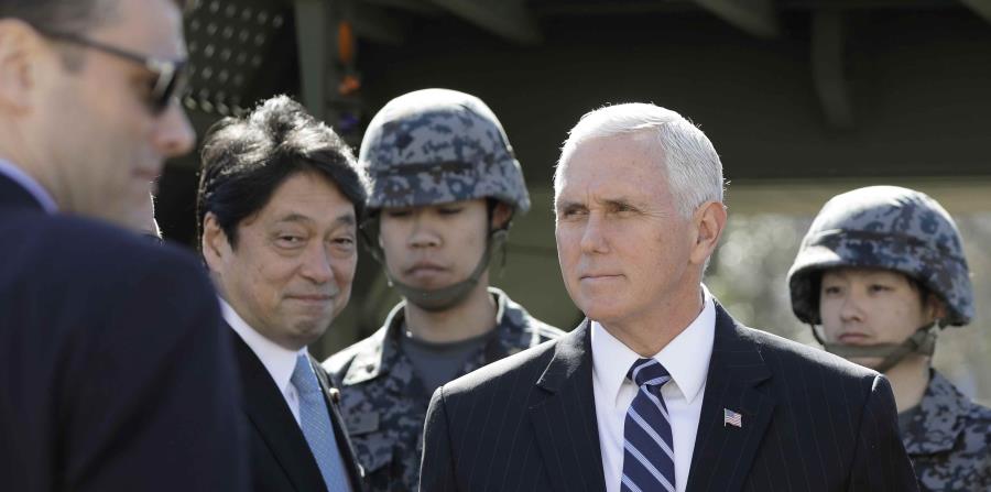 El vicepresidente de EEUU, Mike Pence, sale tras inspeccionar un sistema de misiles de intercepción PAC-3 con el ministro japonés de Defensa, segundo por la izquierda, en el Ministerio japonés de Defensa, Tokio (horizontal-x3)