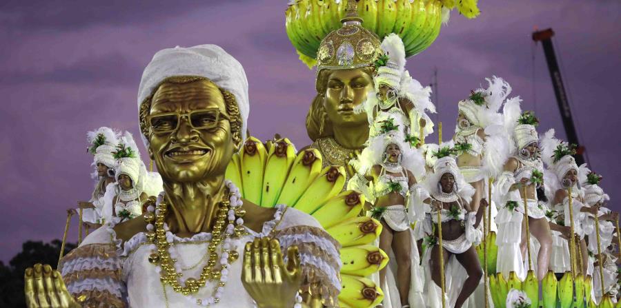 Interpretes de la escuela de samba Mocidade desfilan con una flota durante las celebraciones del Carnaval brasileño en el Sambódromo, en Río de Janeiro (horizontal-x3)
