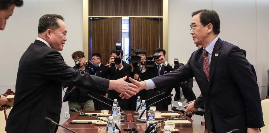 El ministro sudcoreano de Unificación Cho Myoung-gyon, derecha, estrecha la mano del jefe de la delegación norcoreana Ri Son Gwon durante una reunuón en la Casa de Paz en el lado sur de Panmunjom, en la Zona Desmilitarizada, (horizontal-x3)