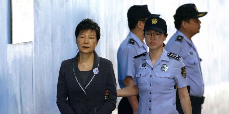 La expresidente de Corea del Sur, Park Geun-hye, llega a su juicio en la Corte del Distrito Central de Seúl, en Corea del Sur. (AP (horizontal-x3)