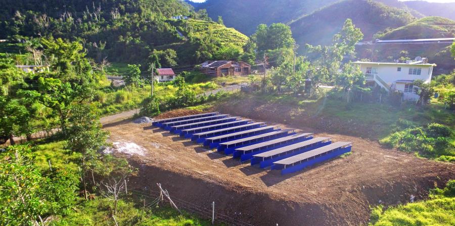 En la casa de Maximino Resto Ortiz y su esposa Francisca Ruiz Vega, se instaló la finca solar que puso a funcionar el acueducto comunitario de Brisas del Torito en la montaña, en Cayey. (Suministrada) (horizontal-x3)