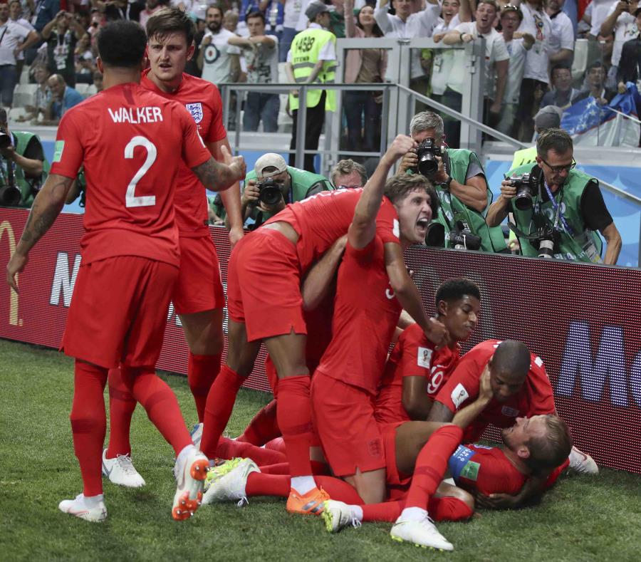 Los ingleses celebran el gol de la victoria. (AP) (semisquare-x3)