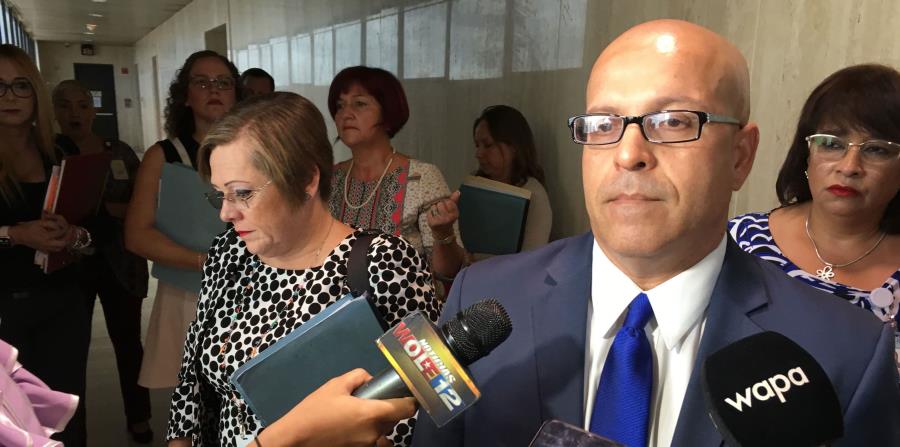 El licenciado Antonio Cintrón Almodóvar, abogado del Departamento de Educación, habla con la prensa. (horizontal-x3)