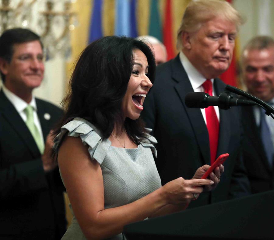 El secretario de Estado de Puerto Rico, Luis Rivera Marín (extrema izquierda), escucha a la empresaria Irina Vilarino durante una actividad en la Casa Blanca por motivo del Mes de la Herencia Hispana. (AP / Alex Brandon) (semisquare-x3)