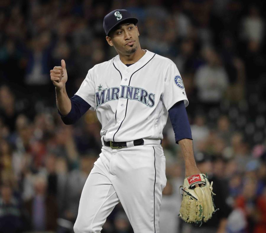 El taponero de los Marineros de Seattle, Edwin Díaz, celebra luego de asegurar una victoria para su equipo. (AP / Ted S. Warren) (semisquare-x3)