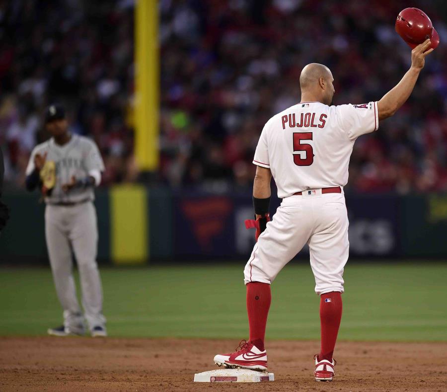 Pujols saluda a la fanaticada tras remolcar su carrera 1,993. (AP) (semisquare-x3)