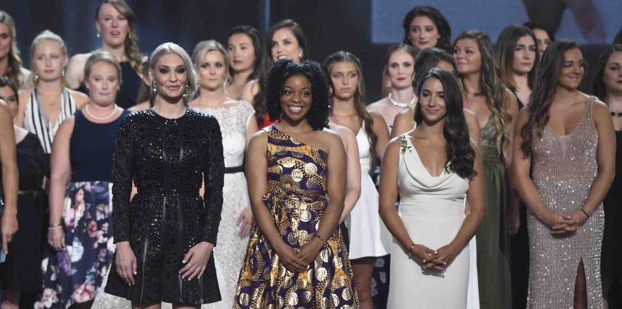 Las exgimnastas Sarah Klein (izquierda) y Aly Raisman (derecha), y la exjugadora de softbol de Michigan State Tiffany Thomas Lopez se dirigen a los presentes en los ESPYs. (AP) (horizontal-x3)