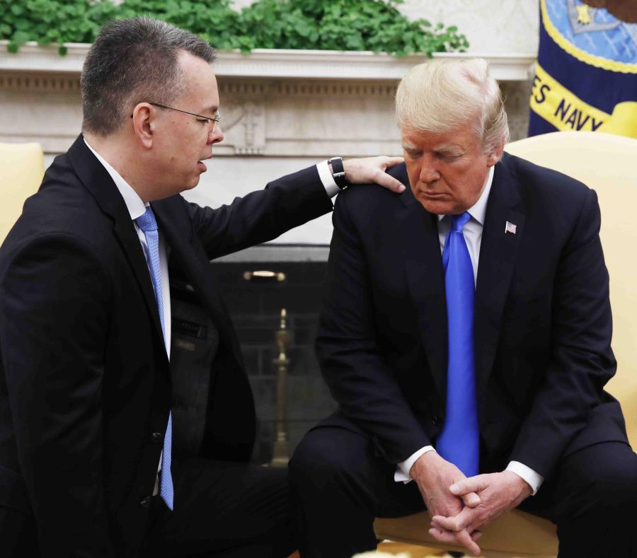 El presidente Donald Trump en acto de reverencia mientras el pastor Andrew Brunson ora por él. (semisquare-x3)