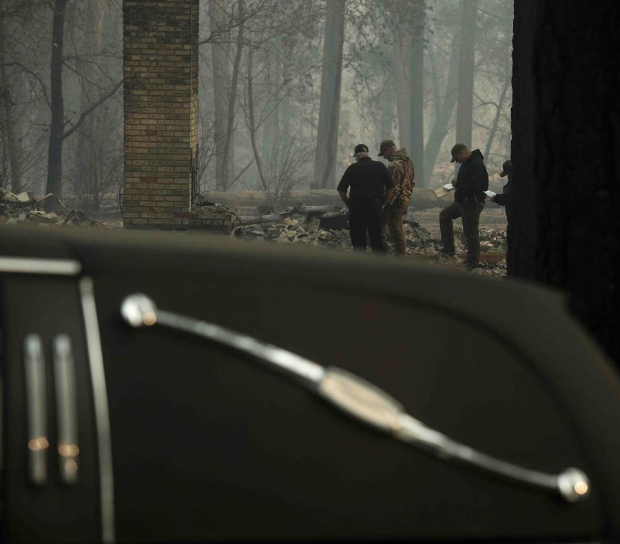 Los oficiales del alguacil recuperan restos humanos en una residencia destruida por el Camp Fire el sábado 10 de noviembre de 2018, en Paradise, California. (semisquare-x3)