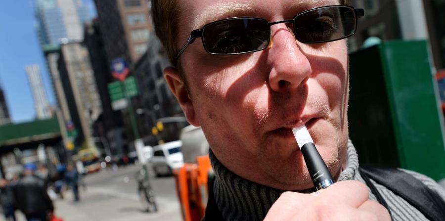 Un hombre fuma un cigarrillo electrónico por las calles de Nueva York. (EFE) (horizontal-x3)