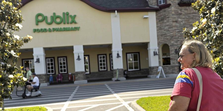 Un grupo de jóvenes se manifestó en Publix en la localidad de Coral Springs, en Florida (horizontal-x3)
