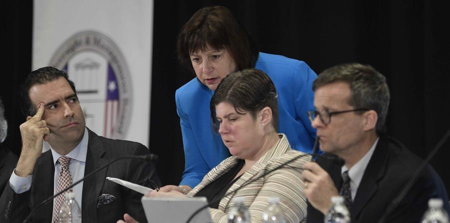 Natalie Jaresko, al centro de pie, conversa con varios miembros de la Junta de Supervisión Fiscal. (GFR Media) (horizontal-x3)