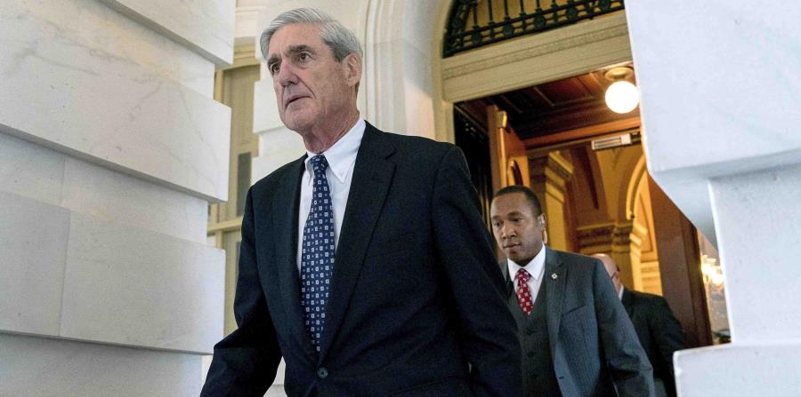 el ex director del FBI Robert Mueller, quien ahora funge como fiscal especial que investiga la interferencia rusa en los comicios estadounidenses de 2016, sale del Capitolio tras una reunión a puerta cerrada en Washington. (horizontal-x3)