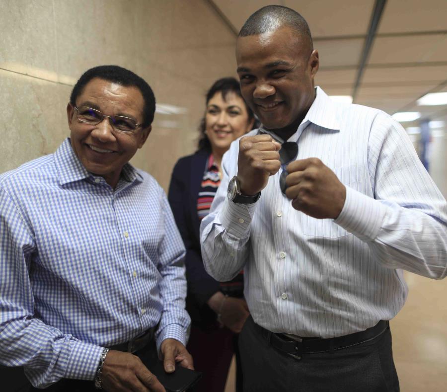El púgil Tito Trinidad junto a su padre, Félix Trinidad (semisquare-x3)