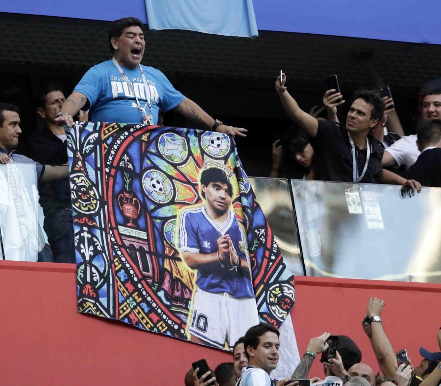 Diego Maradona (izq.) requirió de atención médica por una descompensación en el estadio de San Petersburgo. (AP / David Josek) (semisquare-x3)