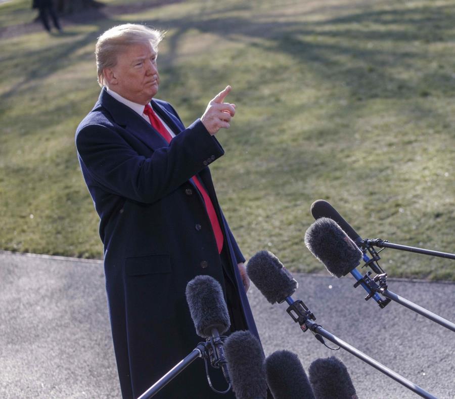 Trump ofreció declaraciones a los periodistas en el avión presidencial Air Force One. (semisquare-x3)