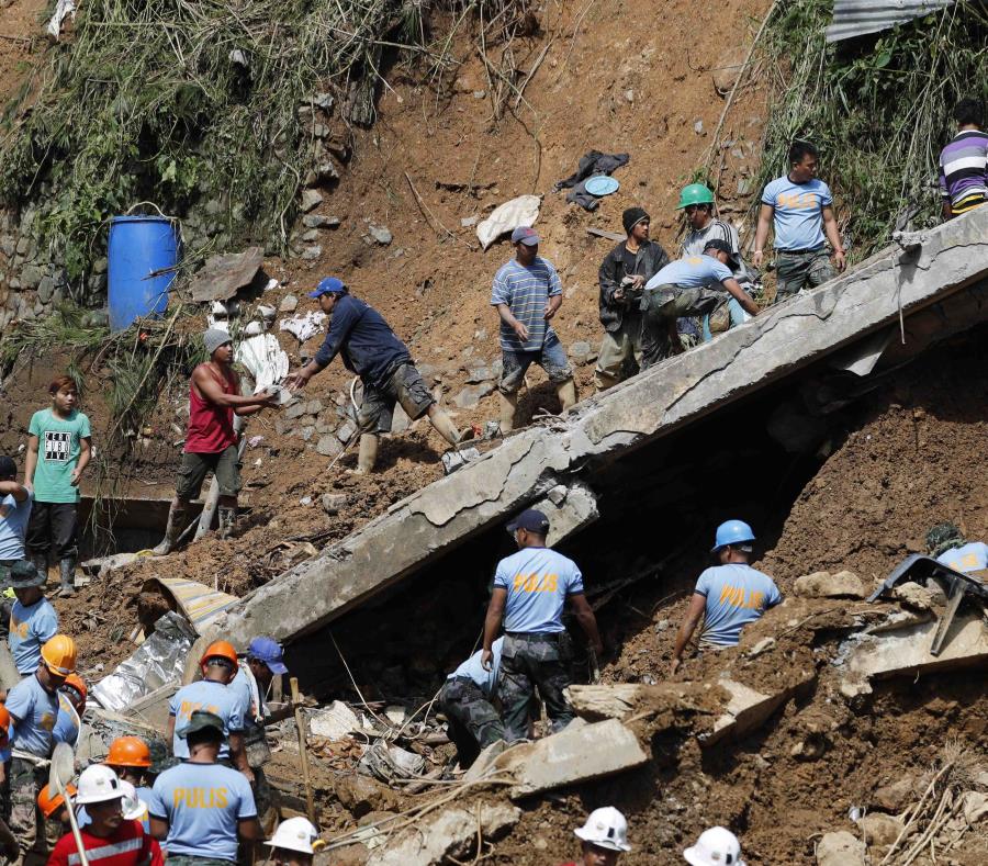 Miembros de los servicios de rescate trabajan en las labores de búsqueda de víctimas tras un corrimiento de tierra en una mina en el municipio de Itogon en la provincia de Benguet, Filipinas. (EFE) (semisquare-x3)