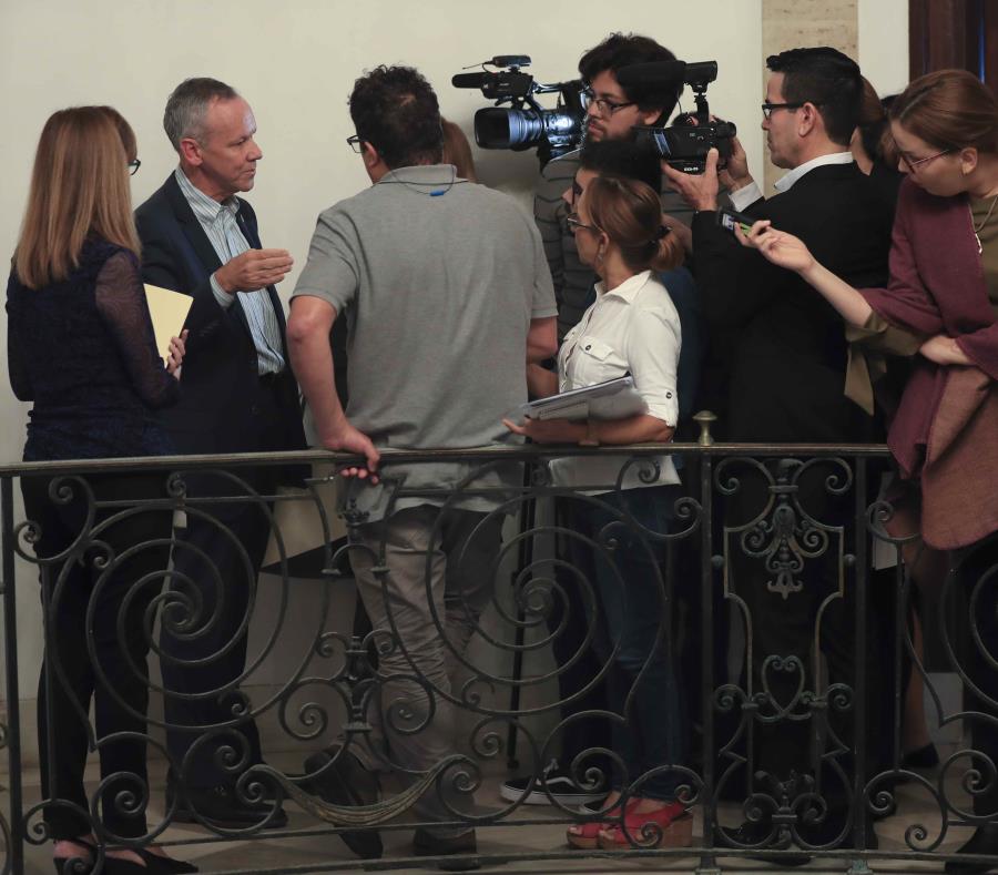 El director ejecutivo de la AEE, José Ortiz (extrema izquierda), hizo énfasis en el uso del gas natural mientras se hace una transición hacia fuentes renovables de energía. (semisquare-x3)
