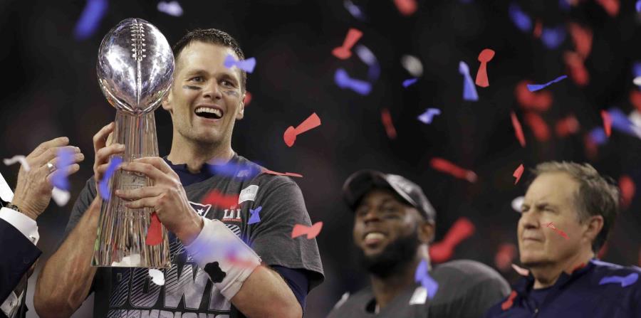 Tom Brady, de los Patriots de Nueva Inglaterra, sostiene el Trofeo Vince Lombardi en el Super Bowl 2017 (horizontal-x3)