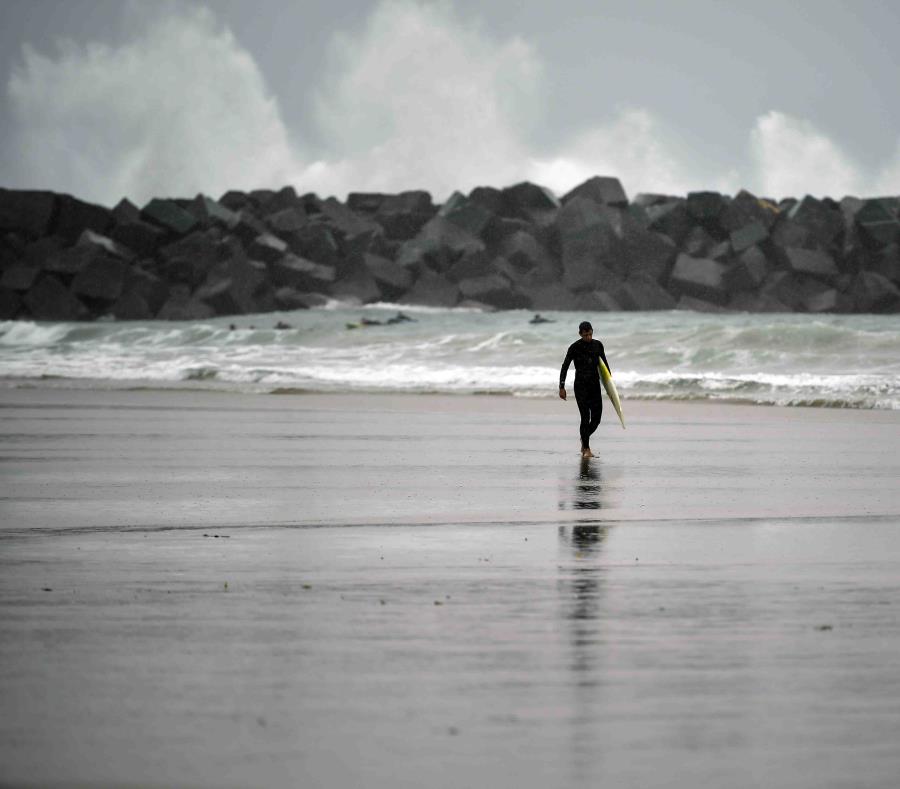 Los surfers aprovecharon el oleaje causado por el huracán Leslie. (AP) (semisquare-x3)