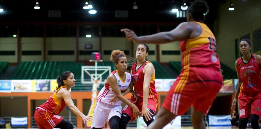 Carla Cortijo, sobre estas líneas pasando el balón, y sus Gigantes de Carolina buscan su cuarto cetro seguido. (horizontal-x3)