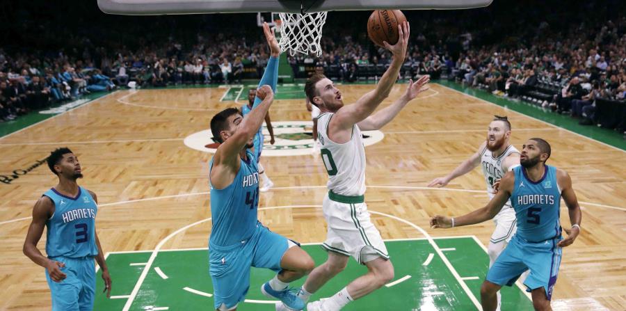 El regreso de Gordon Hayward (con el balón) a la rotación de los Celtics, tras perder el año pasado por una fractura, fortalecerá aún más al quinteto. (AP / Charles Krupa) (horizontal-x3)