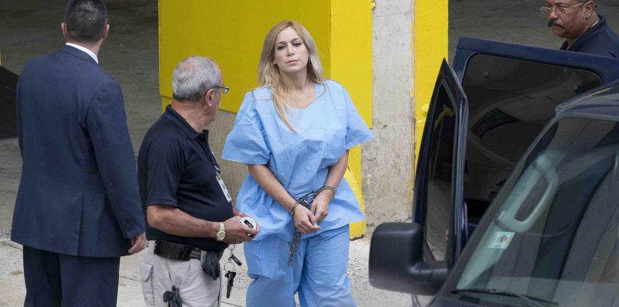 Áurea Vázquez Rijos a su salida del tribunal. (GFR Media) (horizontal-x3)