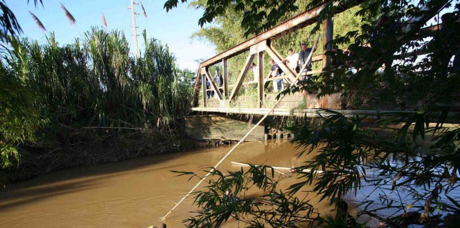Una sección de un antiguo puente entre Bayamón y Naranjito cayó esta tarde al río la Plata. (horizontal-x3)