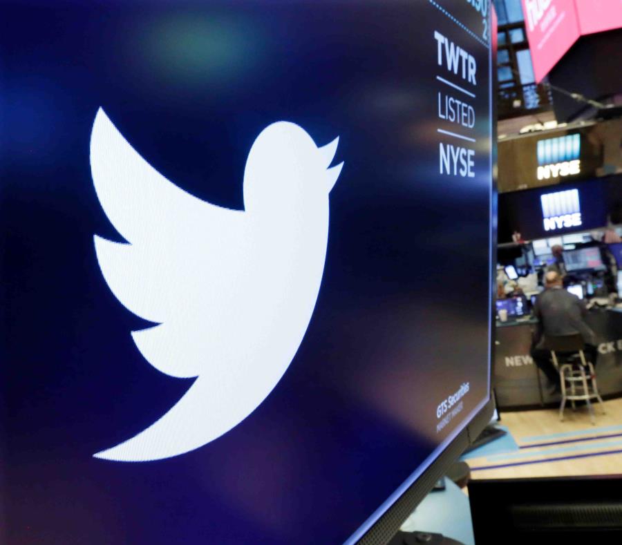 En esta fotografía de archivo del 8 de febrero de 2018, el logo de Twitter se exhibe en la Bolsa de Valores de Nueva York. (AP) (semisquare-x3)