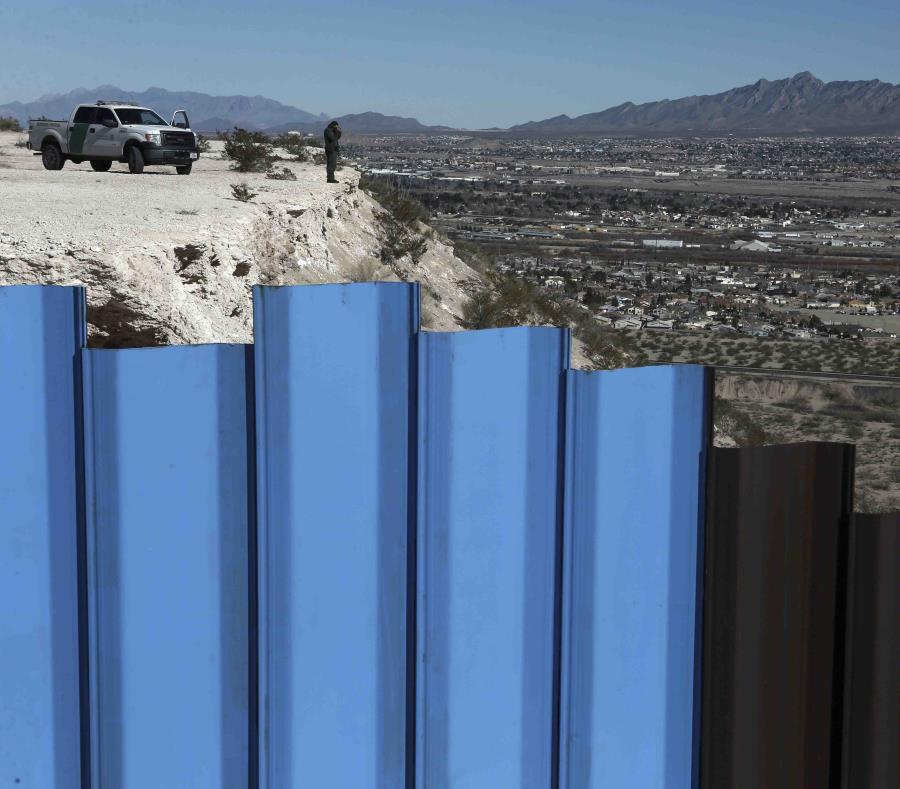 Un agente fronterizo cerca de la frontera entre México y Estados Unidos. (AP) (semisquare-x3)