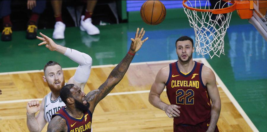 Pese a los 42 puntos de LeBron James, los Cavaliers perdieron ante los Celtics. (EFE) (horizontal-x3)