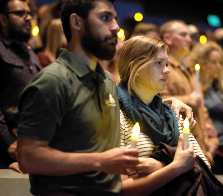 Un grupo de personas reza por las víctimas de una balacera en una vigilia en Thousand Oaks, California, el 8 de noviembre de 2018 (semisquare-x3)