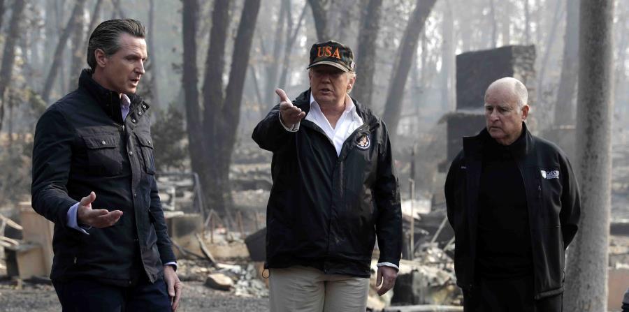 El Presidente Donald Trump inspecciona un vecindario afectado por incendios el sábado 17 de noviembre del 2018, en Paradise, California. (AP Foto/Evan Vucci) (horizontal-x3)