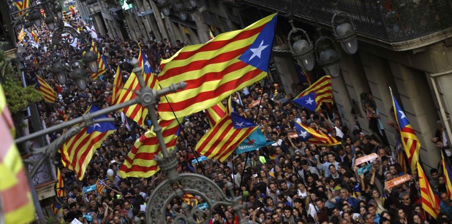 Manifestantes independentistas se reúnen cerca del Palau Generalitat en Barcelona, España, después de que legisladores regionales aprobaran en el parlamento regional una moción con la que dijeron declarar una república catalana independiente (horizontal-x3)